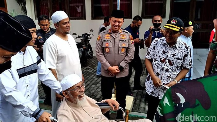 Abu Bakar Ba'asyir Pendiri Ponpes Al-Mukmin, Ustaz Abu Bakar Ba'asyir sempat muncul menjumpai sejumlah pejabat.