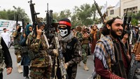 Mereka merayakan ulang tahun pertama kembalinya Taliban ke puncak kekuasaan di Kabul, Afghanistan di sebelah kedutaan besar Amerika Serikat. Para anggota berkumpul dan memegang senjata. Tepat setahun yang lalu, Taliban merebut Kabul setelah serangan kilat nasional terhadap pasukan pemerintah.