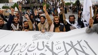 Para pejuang Taliban memegang bendera Imarah Islam Afghanistan pada peringatan setahun berkuasa di Kabul, Afghanistan, Senin (15/8/2022). Taliban adalah satu dari dua entitas politik yang sama-sama mengklaim sebagai pemerintah yang sah atas Afganistan di samping pihak Republik.