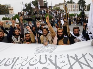 Pejuang Taliban Rayakan Setahun Berkuasa Dekat Kedubes AS di Kabul