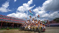 Tak hanya prajurit militer, komando wanita polisi Assam juga menunjukkan keahlian mereka di atas sepeda motor pada Hari Kemerdekaan di Gauhati, negara bagian Assam timur laut, India, Senin (15/8/2022). (AP Photo/Anupam Nath)  