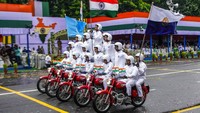 Di tempat lain Polisi Kolkata juga unjuk kebolehan untuk memperingati 75 tahun kemerdekaan India dari penjajahan Inggris. (AP Photo/Bikas Das)  
