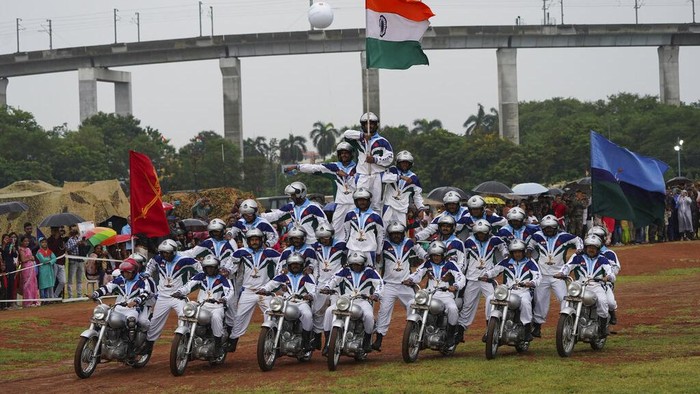 Aksi Akrobatik di Atas Motor Semarakkan Hari Kemerdekaan India Indian army soldiers display their skills on motorcycles on the eve of Independence Day in Hyderabad, India, Sunday, Aug. 14, 2022.