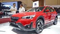 Ismail Ashlan, Marketing Communication Manager Subaru Indonesia, dan Arie Christopher, Chief Operating Officer Subaru Indonesia, berbincang di samping Subaru XV di sela media gathering Subaru di GIIAS 2022. Subaru XV menerapkan standard baru di segmen compact SUV melalui fitur Symmetrical All-Wheel Drive yang tidak dimiliki kompetitornya. Mobil ini akan delivery pada bulan September.