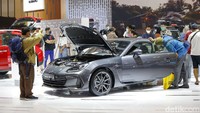 Pengunjung melihat detil kendaraan Subaru di setiap jengkalnya. Animo tinggi tersebut terlihat dari 3 faktor GIIAS Motorsport Package yang disiapkan untuk 10 pembeli pertama Subaru BRZ dan habis dipesan dalam 1 jam pada hari pembukaan GIIAS 2022, pemesanan Subaru XV yang terus meningkat sejak hari pertama diluncurkan, dan minat terhadap Subaru GEAR yang tinggi, khususnya produk kolaborasi dengan brand global seperti, Carhartt, Champion, dan Hoonigan.