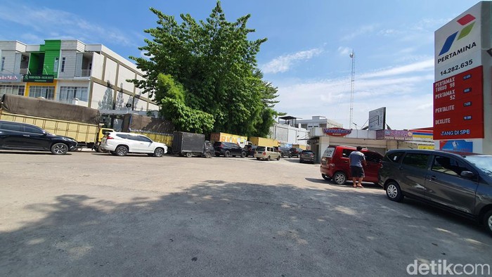 Antrean panjang kendaraan di SPBU Pekanbaru.