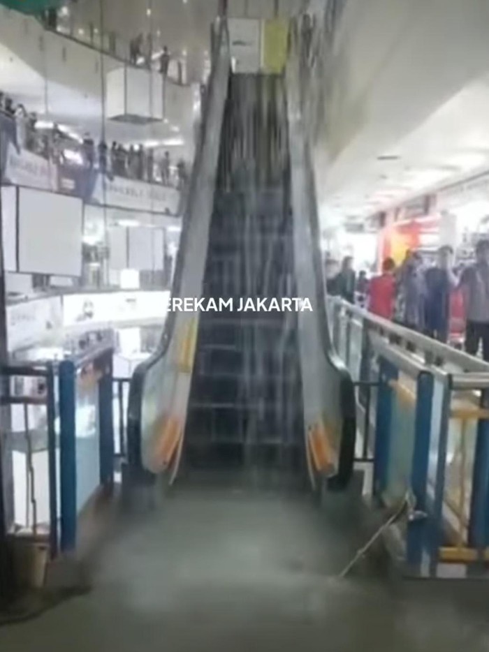 Atap mal di Jakpus diduga bocor, alir mengalir deras (tangkapan layar/IG Merekam Jakarta)