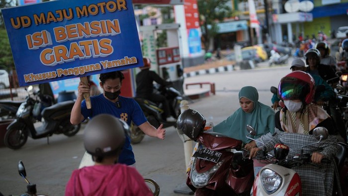 Sejumlah pengendara sepeda motor mengantre untuk mendapatkan BBM gratis jenis Pertalite di SPBU Rabam, Kendari, Sulawesi Tenggara, Selasa (16/8/2022). Untuk memeriahkan HUT ke-77 Kemerdekaan RI pihak SPBU Anugrah Djam Energi Kendari bekerjasama dealer sepeda motor Yamaha memberikan BBM Gratis bagi pemilik kendaraan sepeda motor. ANTARA FOTO/Jojon/foc.
