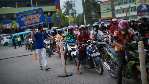 Sejumlah pengendara sepeda motor mengantre untuk mendapatkan BBM gratis jenis Pertalite di SPBU Rabam, Kendari, Sulawesi Tenggara, Selasa (16/8/2022). Untuk memeriahkan HUT ke-77 Kemerdekaan RI pihak SPBU Anugrah Djam Energi Kendari bekerjasama dealer sepeda motor Yamaha memberikan BBM Gratis bagi pemilik kendaraan sepeda motor. ANTARA FOTO/Jojon/foc.