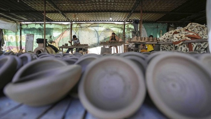 bejana tanah liat palestina Wet clay pots are put out to dry at one of the oldest pottery workshops in Beit Lahia, northern Gaza Strip, Monday, Aug. 15, 2022. Pottery is an ancient and traditional craft in Gaza. Local workshops usually produce products such as bowls, pitchers, flower pots, and vases, including a big black pottery vessel known as 'al-Qedra' that is used for cooking a traditional Gazan meal made out of rice, meat, garlic and onions. (AP Photo/Hatem Moussa)