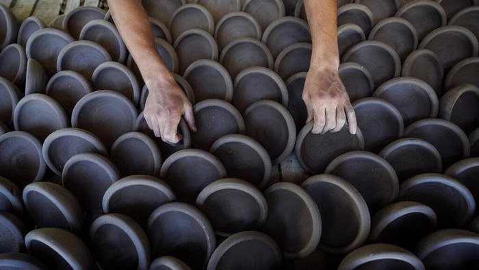 bejana tanah liat palestina Wet clay pots are put out to dry at one of the oldest pottery workshops in Beit Lahia, northern Gaza Strip, Monday, Aug. 15, 2022. Pottery is an ancient and traditional craft in Gaza. Local workshops usually produce products such as bowls, pitchers, flower pots, and vases, including a big black pottery vessel known as 'al-Qedra' that is used for cooking a traditional Gazan meal made out of rice, meat, garlic and onions. (AP Photo/Hatem Moussa)