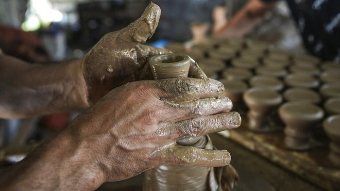 bejana tanah liat palestina Wet clay pots are put out to dry at one of the oldest pottery workshops in Beit Lahia, northern Gaza Strip, Monday, Aug. 15, 2022. Pottery is an ancient and traditional craft in Gaza. Local workshops usually produce products such as bowls, pitchers, flower pots, and vases, including a big black pottery vessel known as 'al-Qedra' that is used for cooking a traditional Gazan meal made out of rice, meat, garlic and onions. (AP Photo/Hatem Moussa)