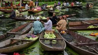 Keramaian terlihat di pasar apung Danau Dal pada pagi hari. Danau Dal terkenal dengan pasar sayuran terapungnya yang memasok berbagai jenis sayuran sepanjang tahun ke banyak kota di lembah Kashmir.