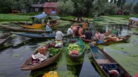 Keakraban dan kedekatan komunal terlihat di pasar rakyat tersebut. Pasar apung Danau Dal adalah salah satu pasar terapung yang sangat terkenal di dunia.