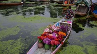 Pasar sayur buka pada jam 4 pagi bahkan sebelum matahari terbit. Pasar akan selesai dalam tempo dua jam saja. Lansekapnya sangat indah dengan cuaca sejuk khas subtropis.