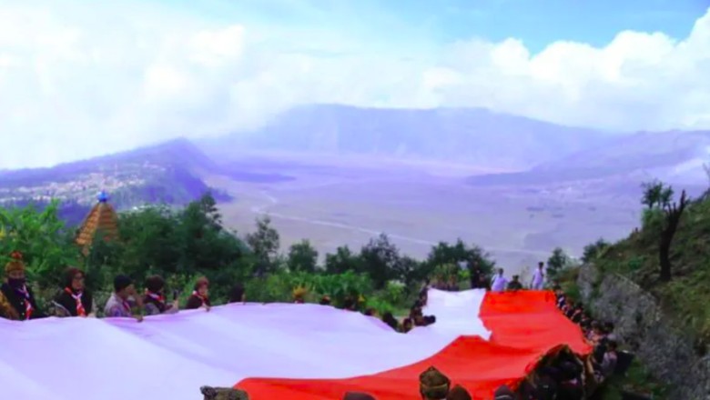 Bendera merah putih raksasa di Gunung Bromo