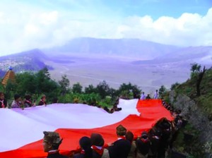 Jelang HUT RI, Bendera Putih Raksasa Berkibar di Bromo