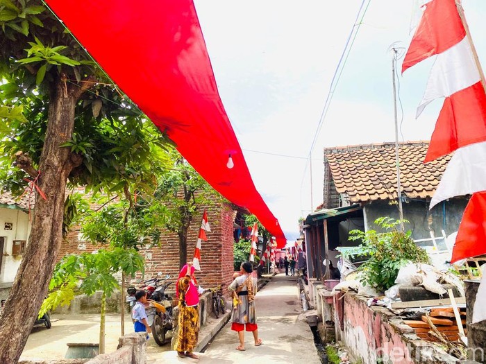 Bendera merah putih sepanjang 150 meter payungi jalan permukiman di Kabupaten Tegal, Selasa (16/8/2022).