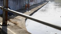 Pengecatan dilakukan agar dinding turap Ciliwung tetap bersih.