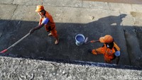 Perawatan dinding turap dilakukan agar kawasan tersebut terlihat bersih dan rapi.