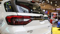 Tidak hanya detailnya saja, tapi Daihatsu Rocky terbaru ini juga mendapat dua warna pilihan terbaru, yaitu Shining Pearl White dan Red Compagno. Sebelumnya, warna ini hanya terdapat pada varian 1.0 L saja.