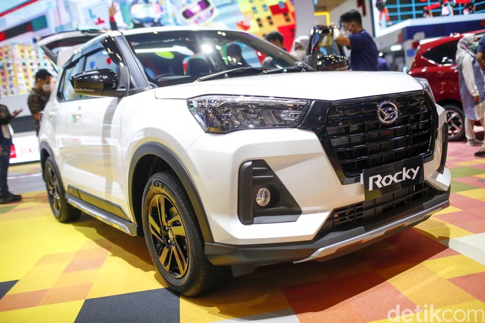 PT Astra Daihatsu Motor (ADM) memberikan penyegaran terhadap salah satu modelnya. Kali ini, Rocky facelift yang meluncur di pameran otomotif Gaikindo Indonesia International Auto Show (GIIAS) 2022. Daihatsu memberikan penyegaran pada bagian eksterior dari Rocky.