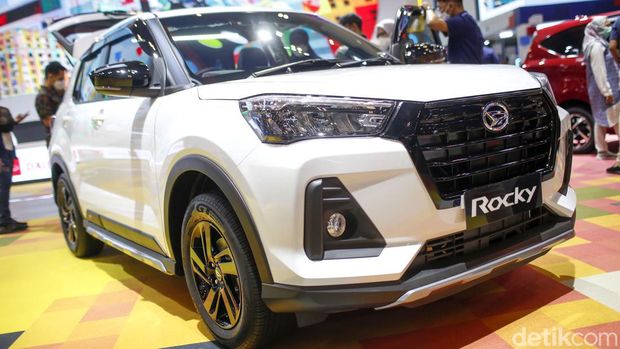 PT Astra Daihatsu Motor (ADM) memberikan penyegaran terhadap salah satu modelnya. Kali ini, Rocky facelift yang meluncur di pameran otomotif Gaikindo Indonesia International Auto Show (GIIAS) 2022. Daihatsu memberikan penyegaran pada bagian eksterior dari Rocky.