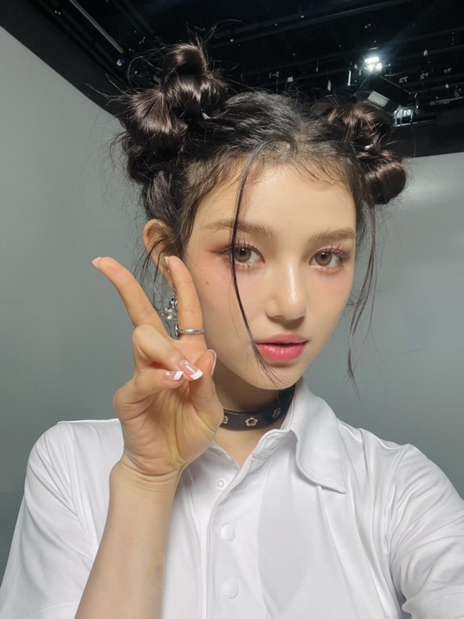 Danielle NewJeans mewarisi darah blasteran Australia dari ayahnya. Alhasil dia lancar bercakap dalam bahasa Inggris dengan penggemar luar Korea. Foto: Instagram