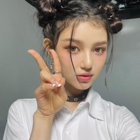 Danielle NewJeans mewarisi darah blasteran Australia dari ayahnya. Alhasil dia lancar bercakap dalam bahasa Inggris dengan penggemar luar Korea. Foto: Instagram