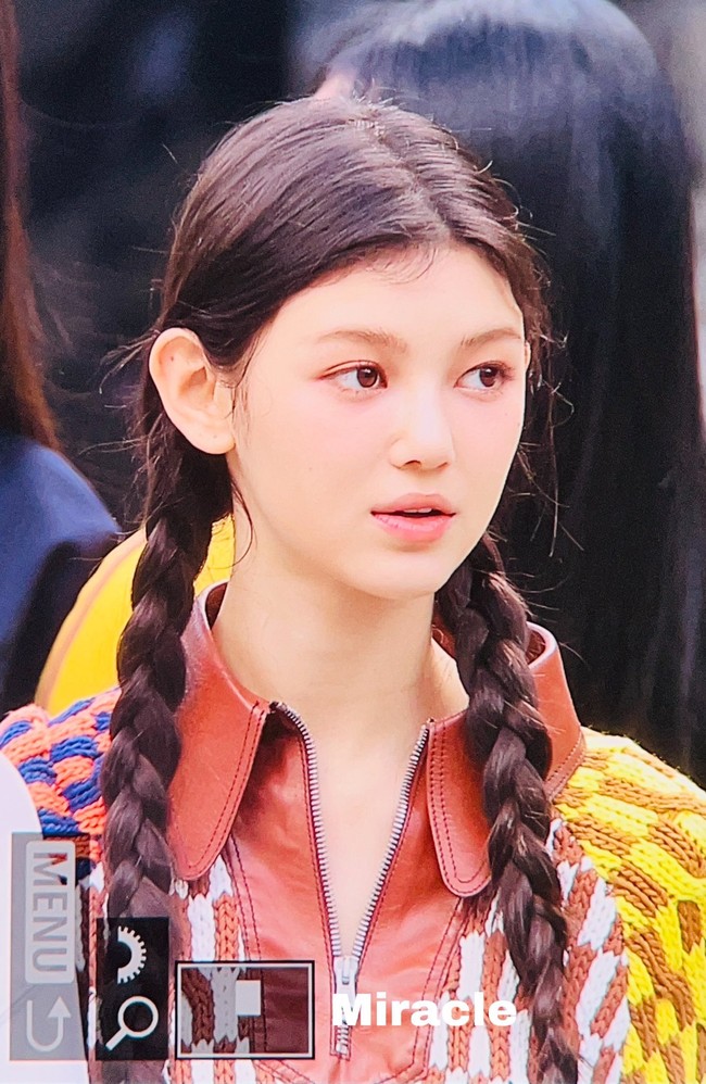 Sejak merilis lagu Attention grup NewJeans jadi perbincangan hangat. Semua personel girlband di bawah label Ador dan Hybe tersebut disebut memiliki visual yang menawan. Salah satunya adalah Danielle.Foto: Dok. Fansite Miracle