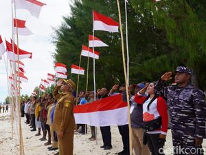 Pj Gubernur Papua Barat Bentangkan Bendera 77 Meter di Pulau Terluar Indonesia