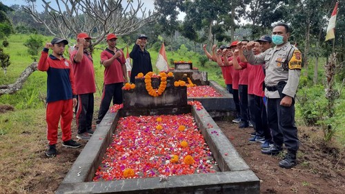 Dua buah makam milik AA Candra Buana dan pasukannya yang ada di Banjar Dinas Poh, Desa Bhuana Giri, Kecamatan Bebandem, Kabupaten Karangasem