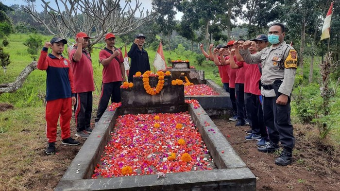 Dua buah makam milik AA Candra Buana dan pasukannya yang ada di Banjar Dinas Poh, Desa Bhuana Giri, Kecamatan Bebandem, Kabupaten Karangasem
