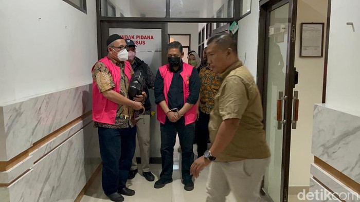 Dua tersangka kasus korupsi proyek jasa konsultasi pengembangan model aplikasi Tasikmalaya Smart City ditahan