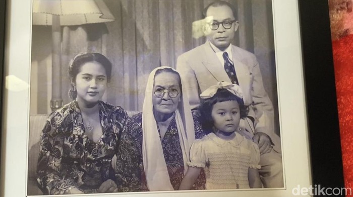 Foto Muhammad Hatta dan keluarga yang terpajang di rumah kelahirannya di Bukittinggi