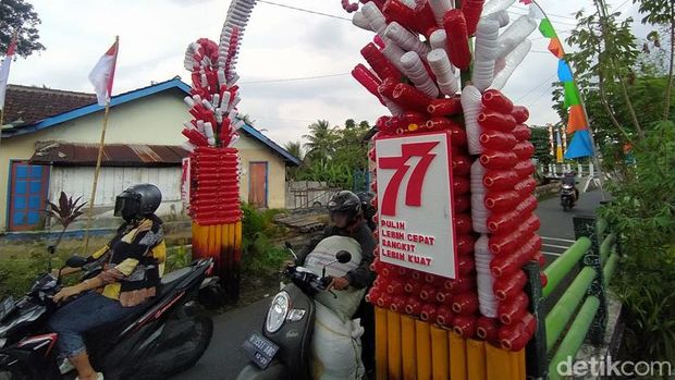 Gapura pelita di Kampung Poncol, Kelurahan Panjang, Kecamatan Magelang Tengah, Kota Magelang, memanfaatkan 1.200 bekas botol minuman