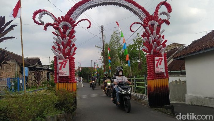 Gapura pelita di Kampung Poncol, Kelurahan Panjang, Kecamatan Magelang Tengah, Kota Magelang, memanfaatkan 1.200 bekas botol minuman