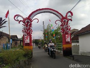 Keren! Warga Magelang Manfaatkan 1.200 Botol Bekas Bangun Gapura Pelita
