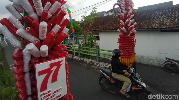 Gapura pelita di Kampung Poncol, Kelurahan Panjang, Kecamatan Magelang Tengah, Kota Magelang, memanfaatkan 1.200 bekas botol minuman