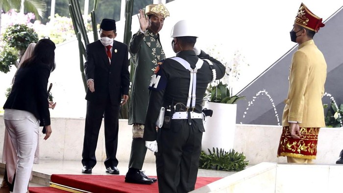 Presiden Joko Widodo telah tiba di gedung DPR/MPR untuk menyampaikan pidato kenegaraan, Selasa (16/8/2022). Jokowi hadir dengan mengenakan baju adat Bangka Belitung.