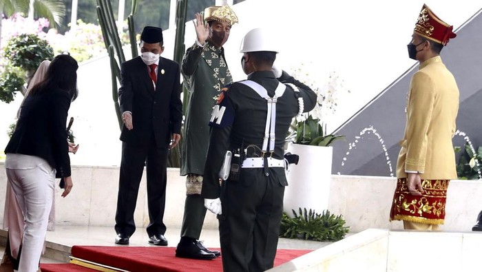 Gaya Jokowi Pakai Baju Adat Bangka Belitung di Sidang Tahunan MPR Presiden Joko Widodo telah tiba di gedung DPR/MPR untuk menyampaikan pidato kenegaraan, Selasa (16/8/2022). Jokowi hadir dengan mengenakan baju adat Bangka Belitung.