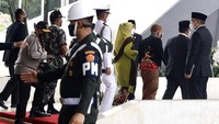 Sebelumnya, Wapres Maruf Amin beserta istrinya juga sudah tiba untuk mengikuti Sidang Tahunan MPR. Maruf Amin tampak mengenakan pakaian daerah beskap hitam dilengkapi blankon coklat dan keris.