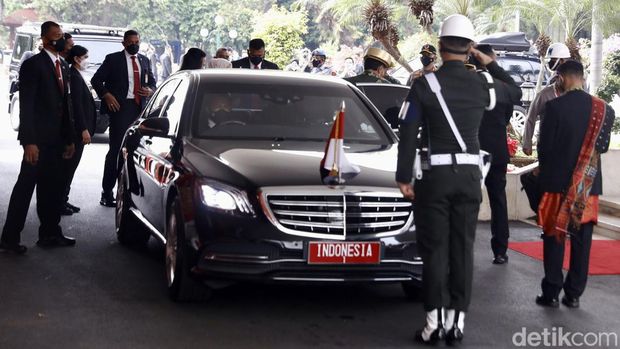 Presiden Joko Widodo telah tiba di gedung DPR/MPR untuk menyampaikan pidato kenegaraan, Selasa (16/8/2022). Jokowi hadir dengan mengenakan baju adat Bangka Belitung.