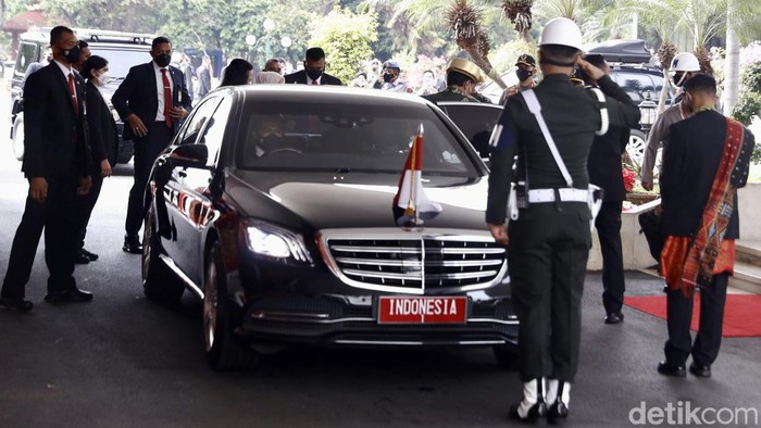 Gaya Jokowi Pakai Baju Adat Bangka Belitung di Sidang Tahunan MPR Presiden Joko Widodo telah tiba di gedung DPR/MPR untuk menyampaikan pidato kenegaraan, Selasa (16/8/2022). Jokowi hadir dengan mengenakan baju adat Bangka Belitung.