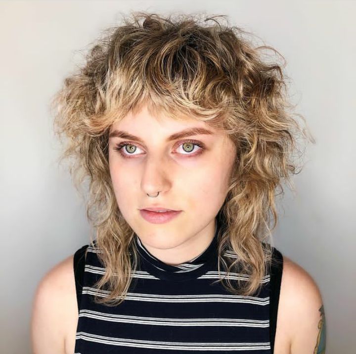 Ilustrasi gaya rambut wolf cut.