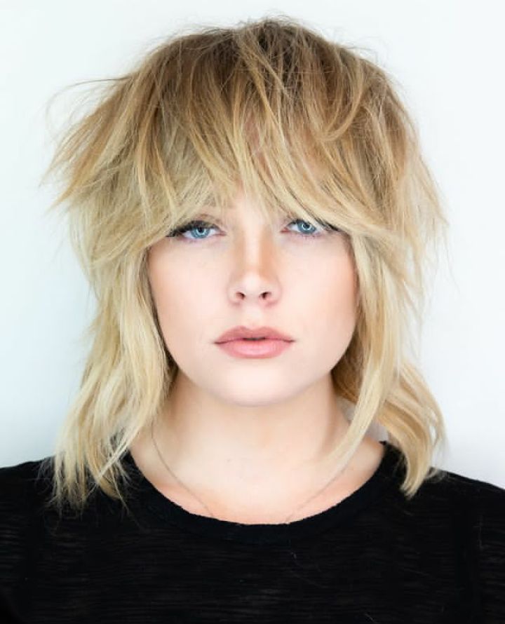 Ilustrasi gaya rambut wolf cut.