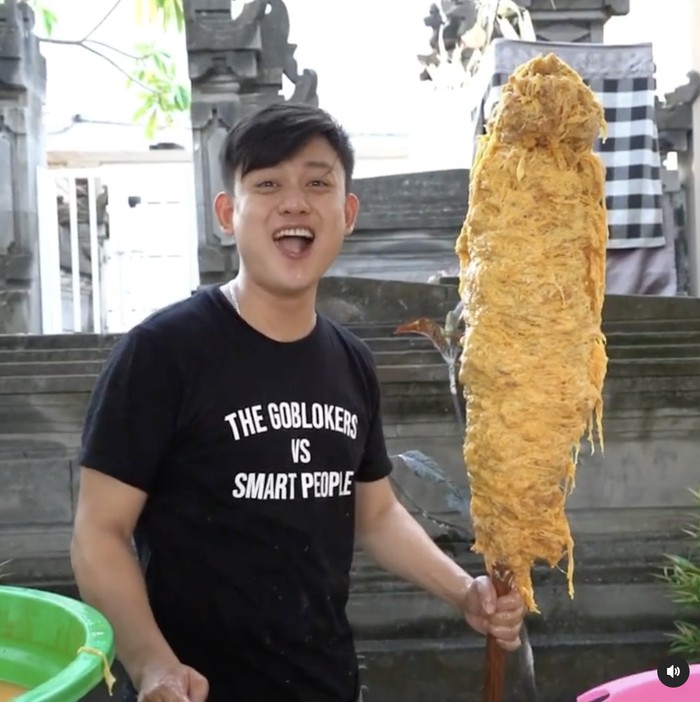 Gokil! Bobon Santoso Bagi-bagi Daging Kuda hingga Masak Telur Gulung 25 Kg