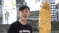 Bukan Bobon Santoso namanya kalau bikin masakan yang biasa-biasa saja. Ia pernah membuat telur gulung jumbo dengan berat 25 kg. Bagaimana menghabiskannya ya?