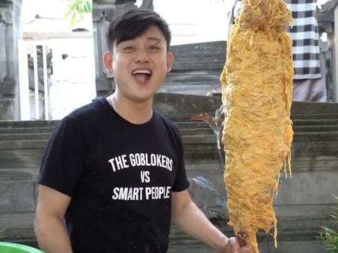 Gokil! Bobon Santoso Bagi-bagi Daging Kuda hingga Masak Telur Gulung 25 Kg