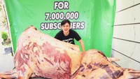 Bobon Santoso juga pernah menghebohkan publik karena bagi-bagi daging kuda. Terlihat ia pamer pose dulu dengan karkas kuda yang super besar.